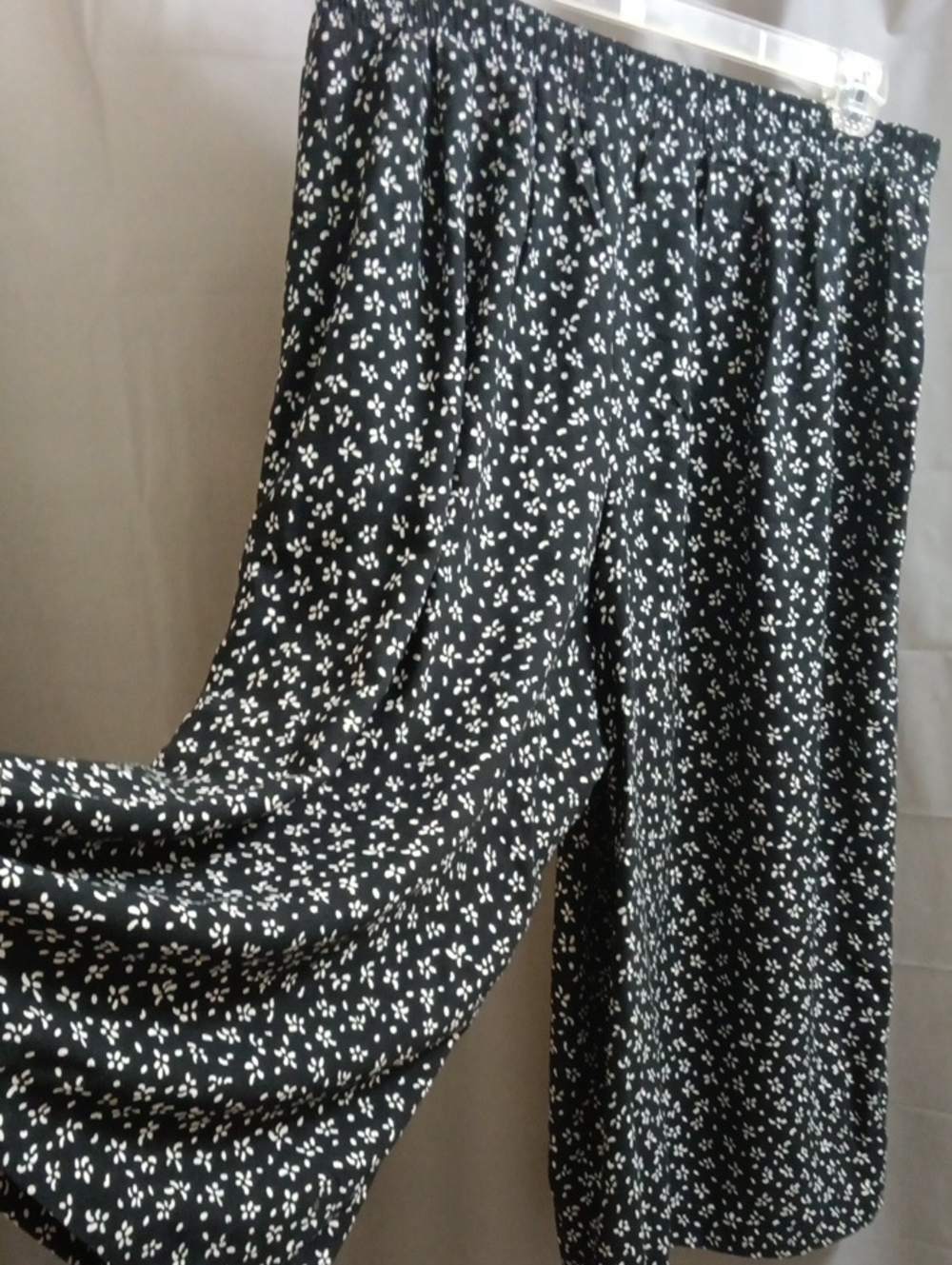 Koret Black & White Floral Wide-Leg Capris